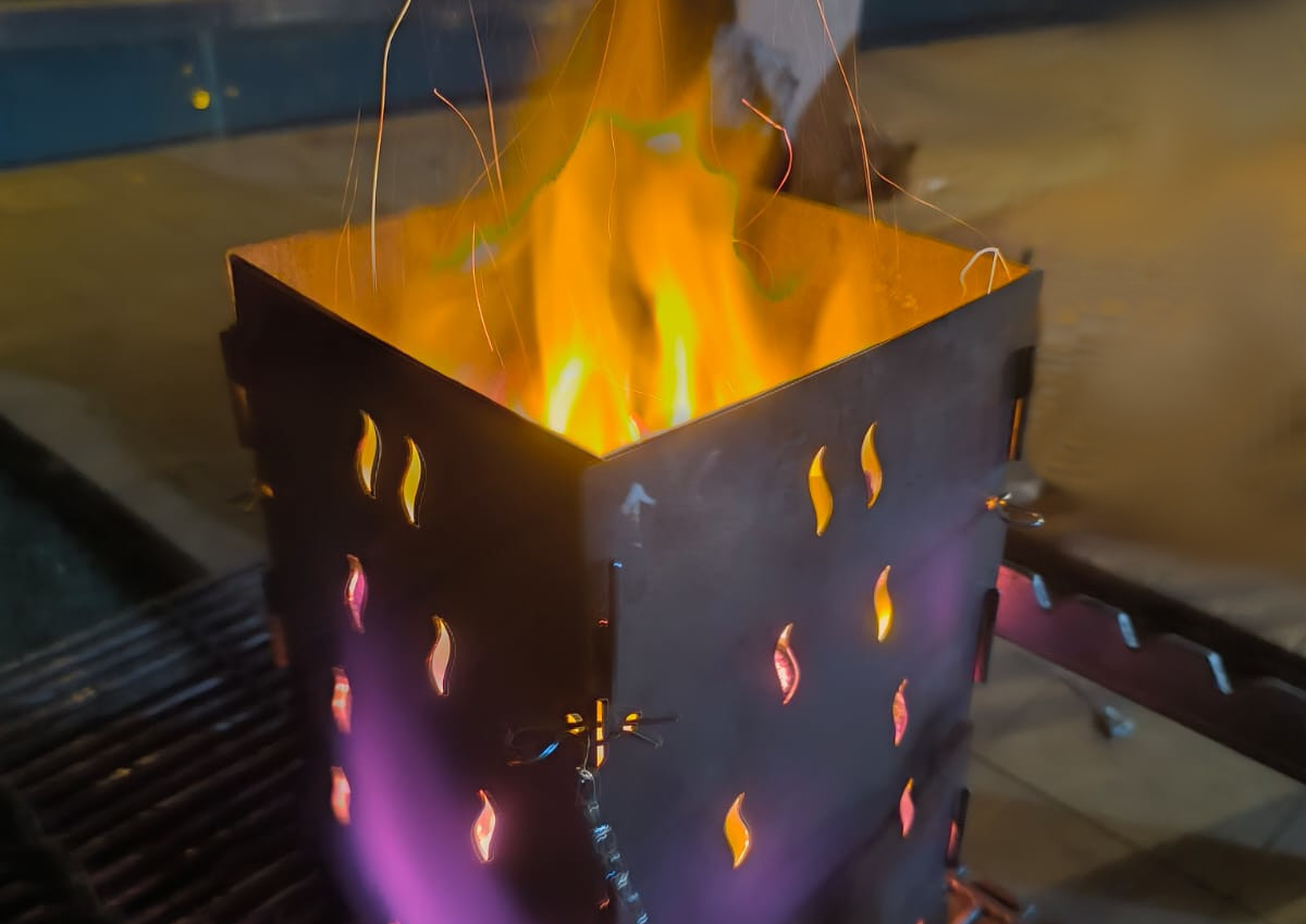 MaxBrasa acendendo carvão com brasa intensa em churrasqueira