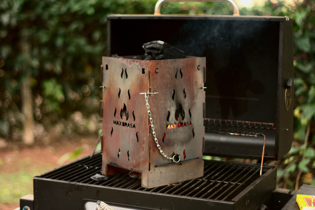 MaxBrasa acendendo carvão com brasa intensa em churrasqueira