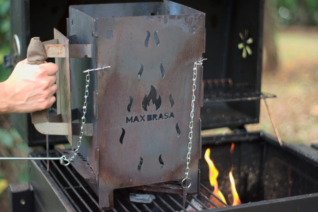 MaxBrasa acendendo carvão com brasa intensa em churrasqueira