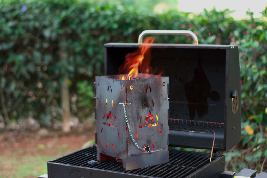 MaxBrasa acendendo carvão com brasa intensa em churrasqueira