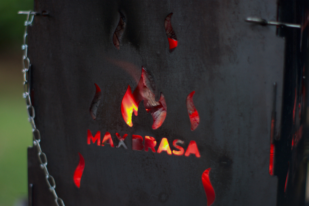 MaxBrasa acendendo carvão com brasa intensa em churrasqueira