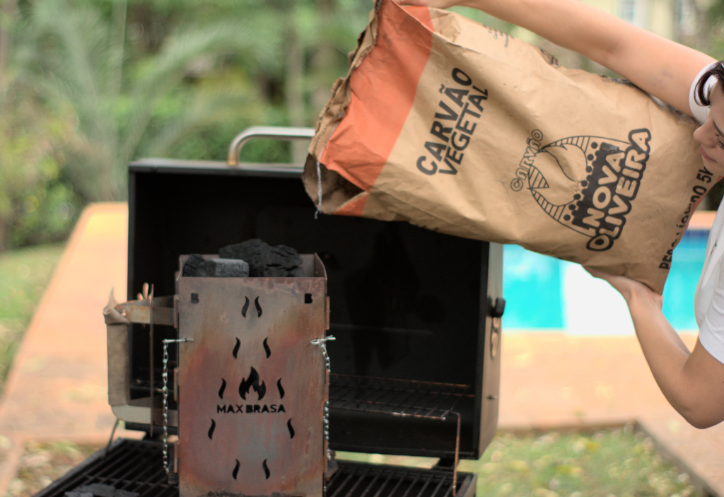MaxBrasa acendendo carvão com brasa intensa em churrasqueira