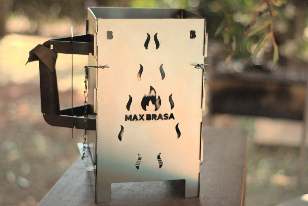 MaxBrasa acendendo carvão com brasa intensa em churrasqueira