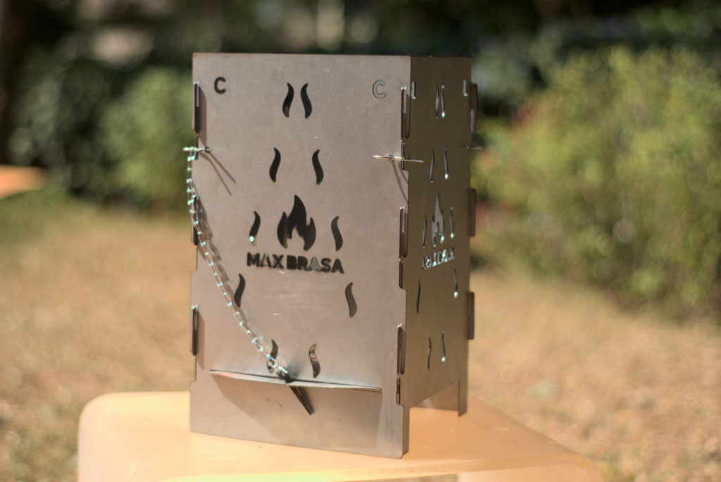 MaxBrasa acendendo carvão com brasa intensa em churrasqueira