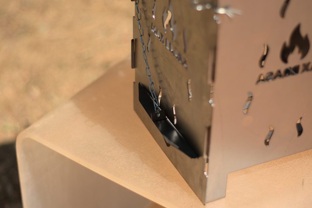 MaxBrasa acendendo carvão com brasa intensa em churrasqueira