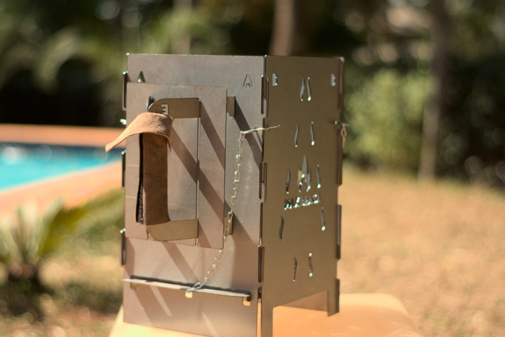 MaxBrasa acendendo carvão com brasa intensa em churrasqueira