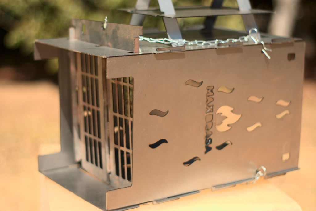 MaxBrasa acendendo carvão com brasa intensa em churrasqueira