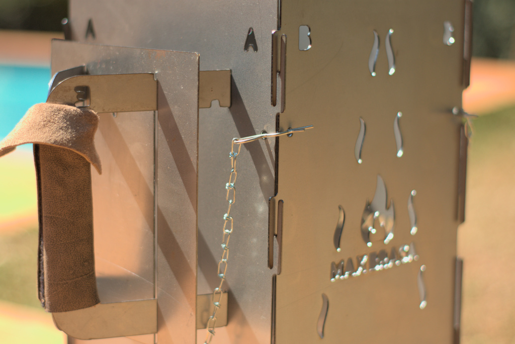 MaxBrasa acendendo carvão com brasa intensa em churrasqueira