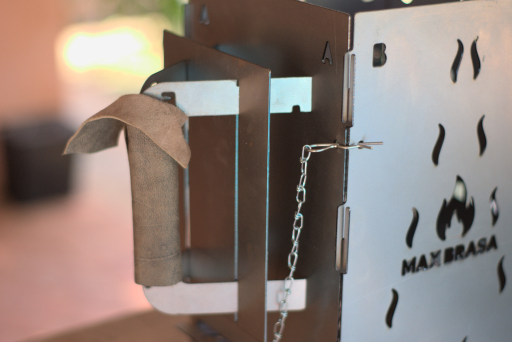 MaxBrasa acendendo carvão com brasa intensa em churrasqueira