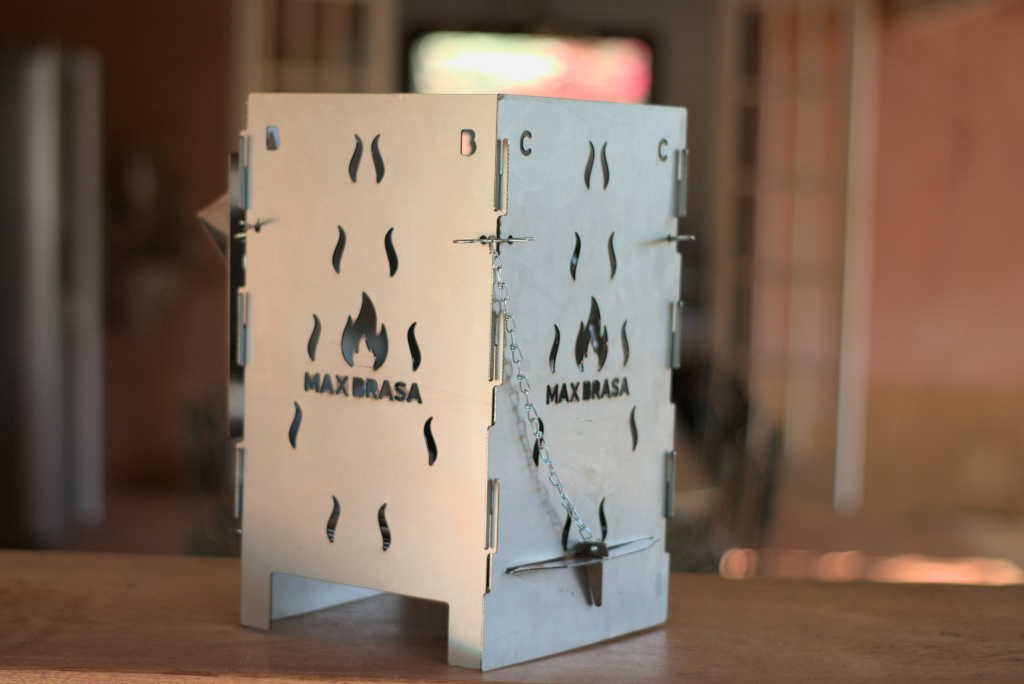 MaxBrasa acendendo carvão com brasa intensa em churrasqueira