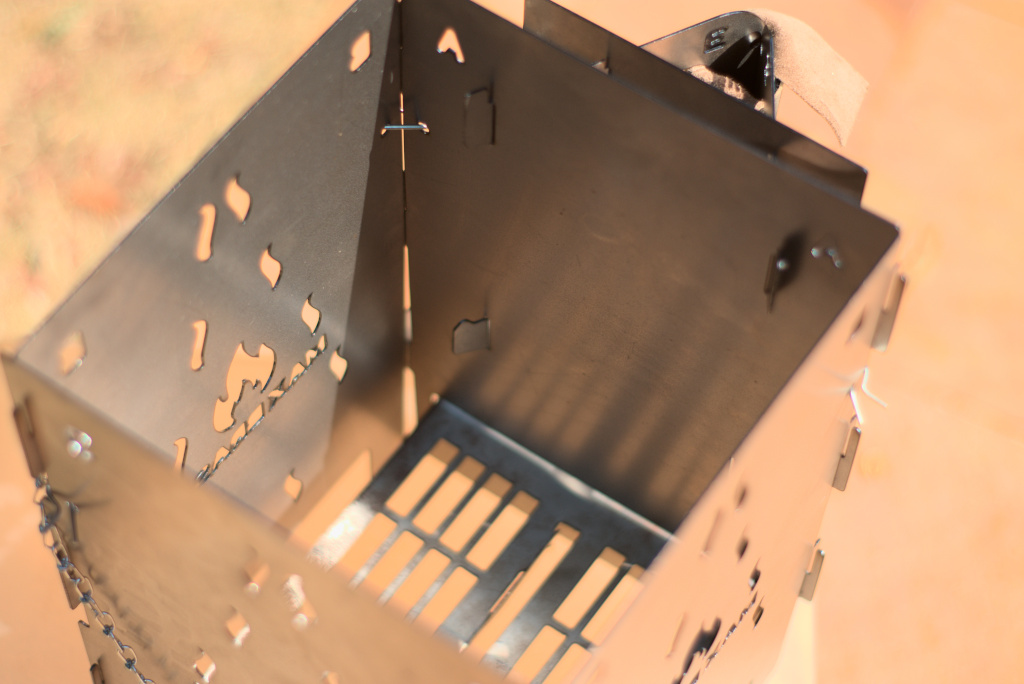 MaxBrasa acendendo carvão com brasa intensa em churrasqueira